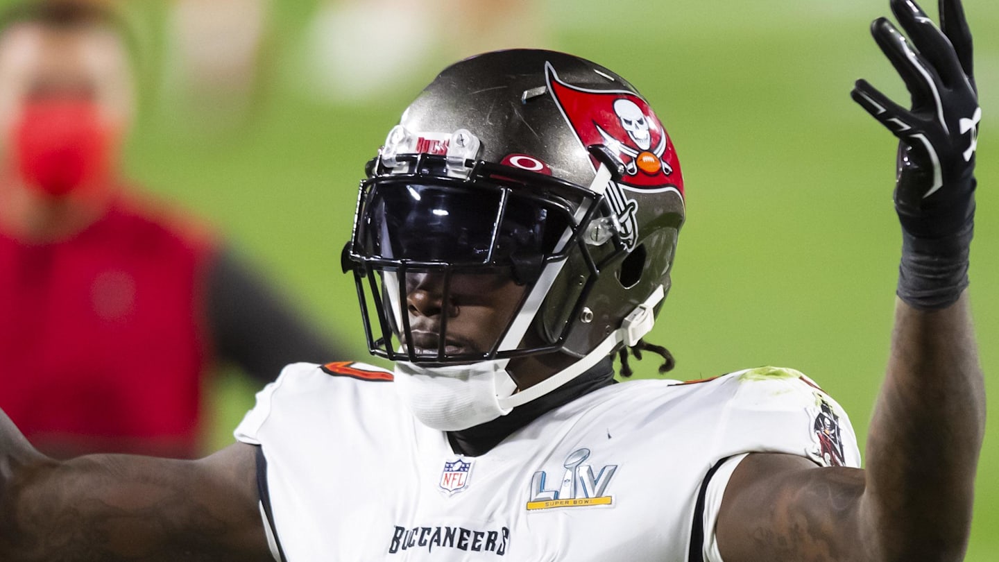 Buccaneers bring back 2-time Super Bowl Champion in shocking move