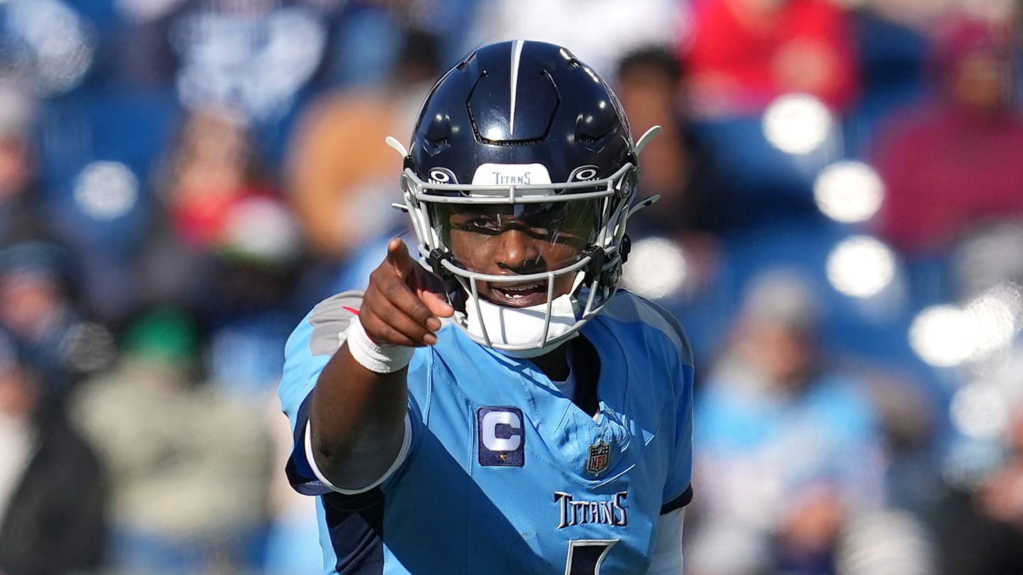 Tennessee Titans quarterback Cam Ward (1)