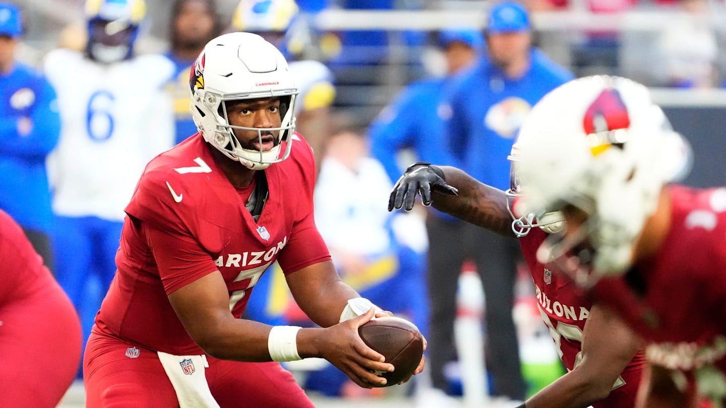 Arizona Cardinals quarterback Jacoby Brissett (7) hands off the ball against the Los Angeles Rams in the first half at State Farm Stadium on Dec 7, 2025, in Glendale, Ariz.