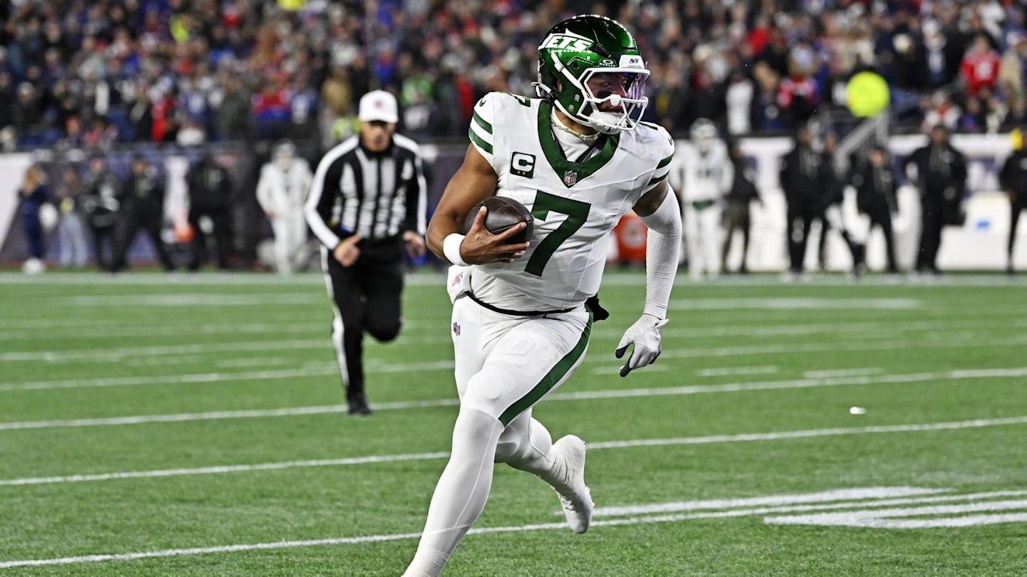 Justin Fields Seen On Side Field With Jets Starting QB Uncertain