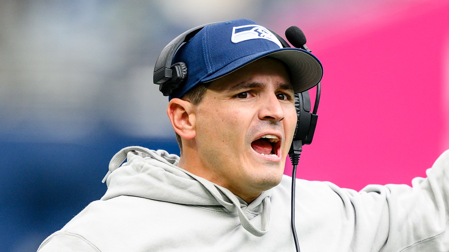 Seattle Seahawks head coach Mike Macdonald directs