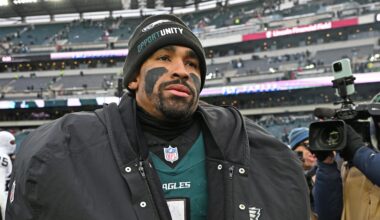 Former Oklahoma Quarterback Bounces Back in Lopsided Win for Division Leader