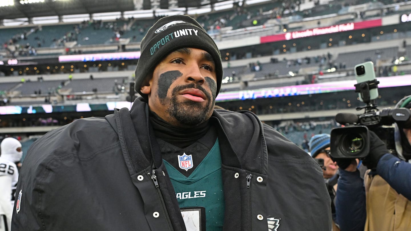 Former Oklahoma Quarterback Bounces Back in Lopsided Win for Division Leader