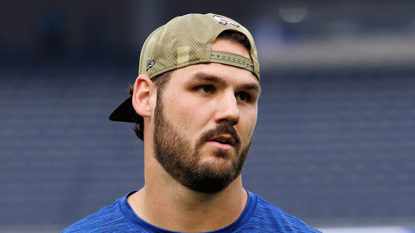 Colby Parkinson of the Los Angeles Rams warms up