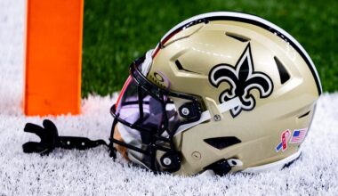 Saints TE Carted Off, Quickly Ruled Out With Knee Injury