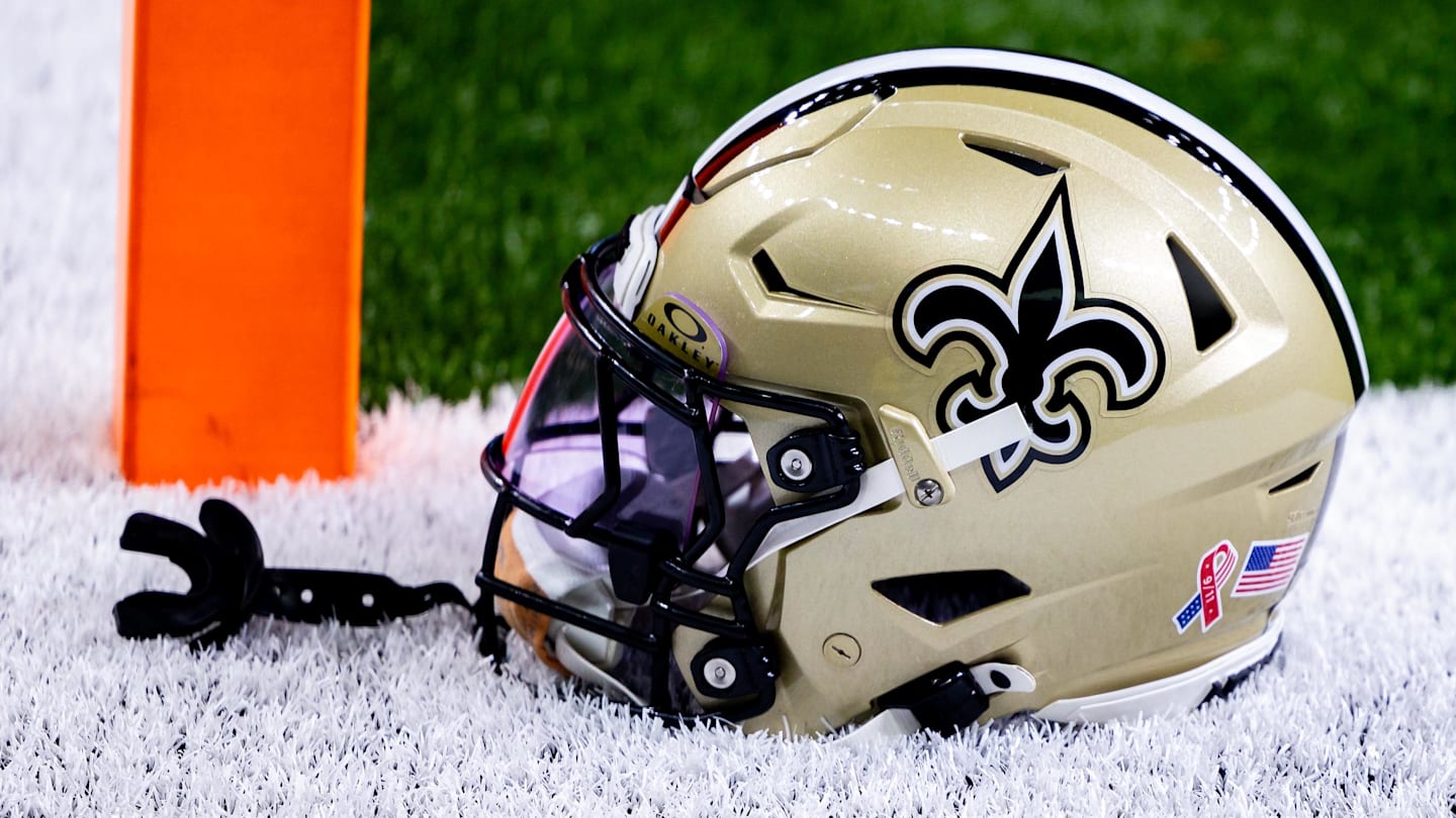 Saints TE Carted Off, Quickly Ruled Out With Knee Injury