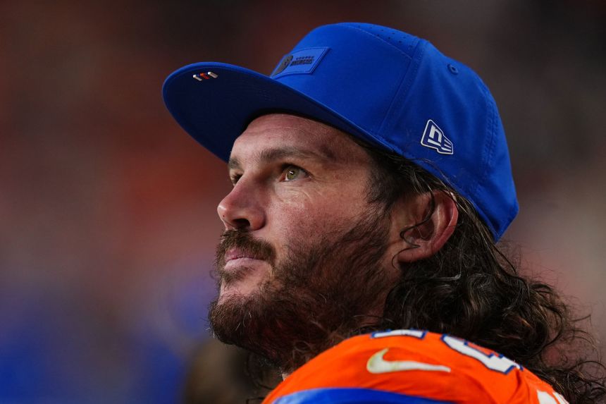 Singleton looks on in a game against the Raiders on November 6.