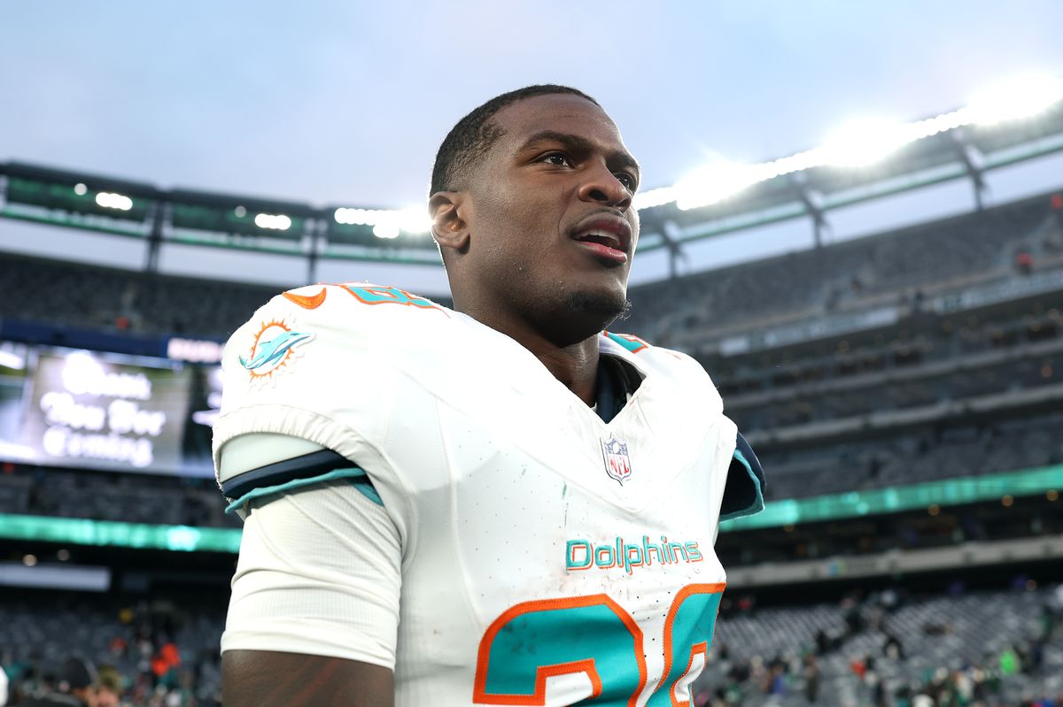 Miami Dolphins running back De'Von Achane walking off the field