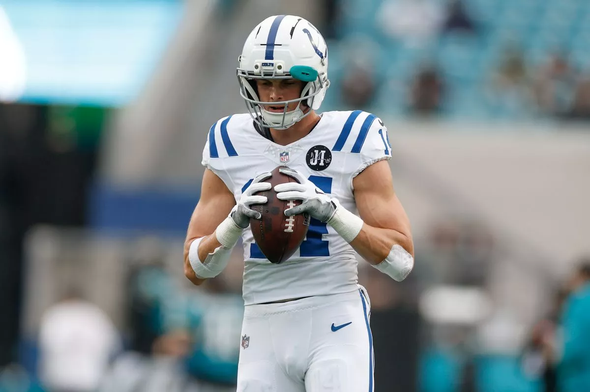 Indianapolis Colts wide receiver Alec Pierce warming up