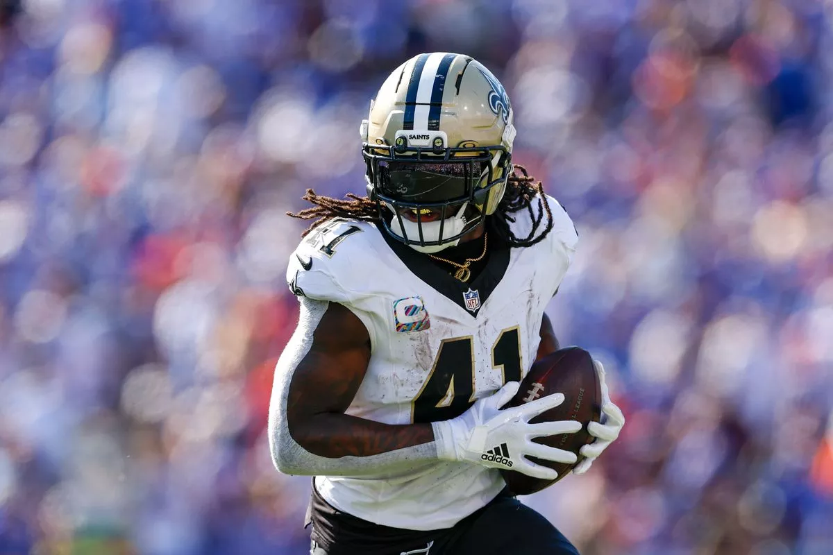 New Orleans Saints running back Alvin Kamara rushes with the ball