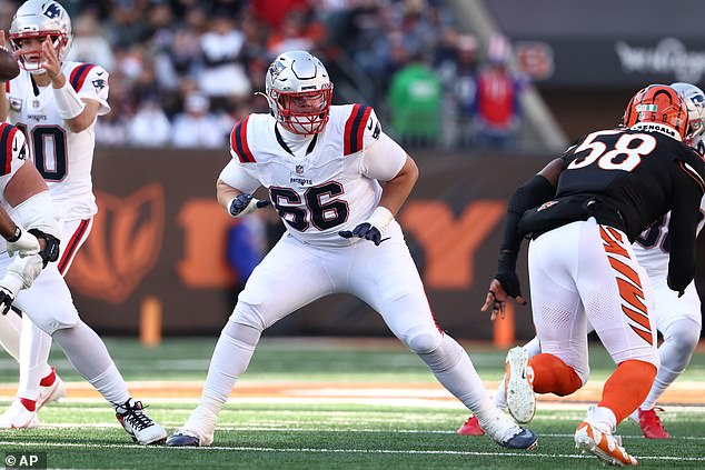 Campbell (66) has been off the field since suffering a knee injury in this game vs. the Bengals