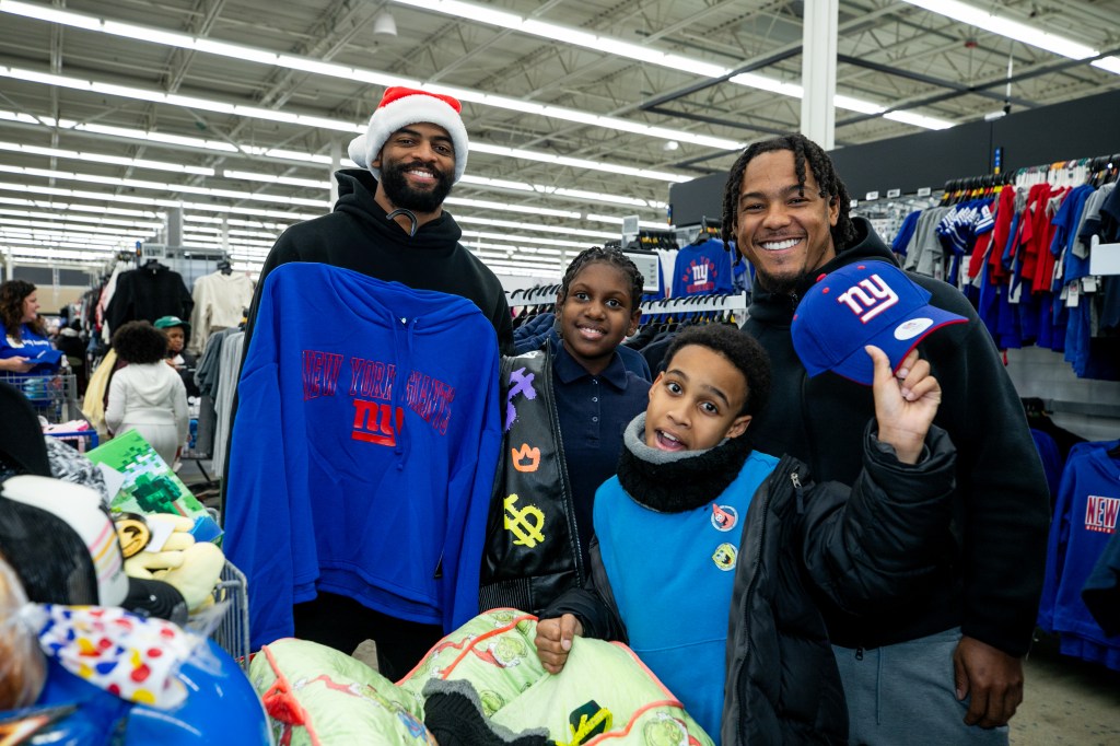 Jermaine Eluemunor, Darius Slayton, Giants give back during Christmas