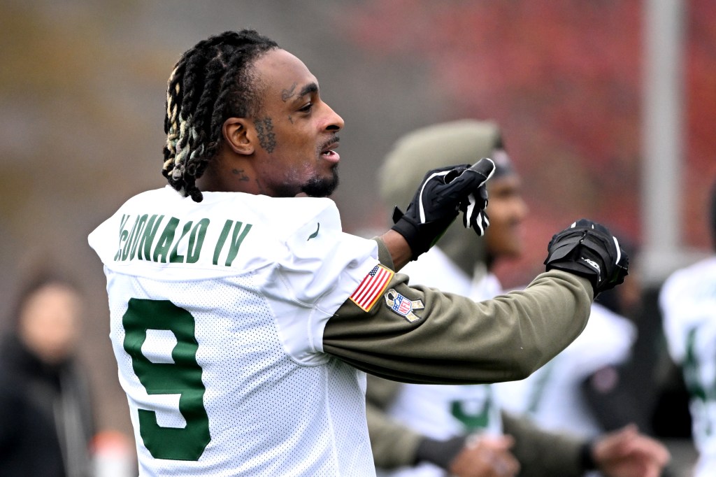 Jets defensive end Will McDonald IV (9) stretches during practice in Florham Park, NJ. 