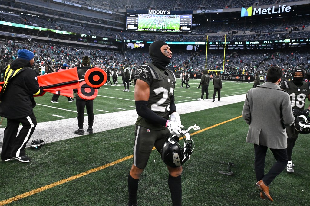 Jets cornerback Azareye'H Thomas (23) walks off the field after the Miami Dolphins beat the Jets 34-10 in East Rutherford, NJ. 