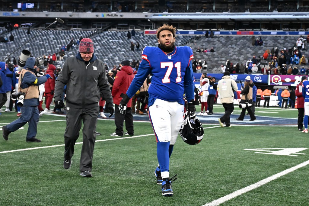 Giants guard Marcus Mbow (71) walks off the field after the Washington Commanders beat the Giants 29-21 in East Rutherford, NJ. 