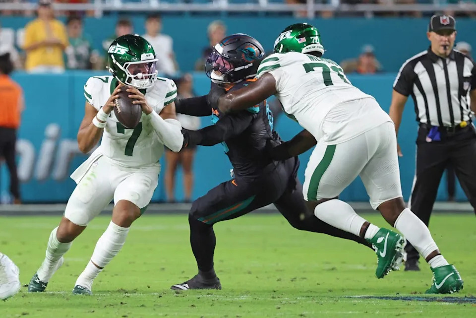Quarterback Justin Fields of the Jets looks for the open man as offensive tackle Armand Membou #70 of the Jets protests him during the second quarter. Charles Wenzelberg/New York Post