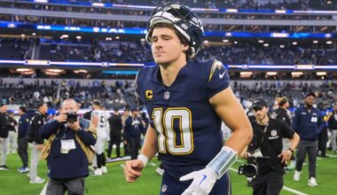 Justin Herbert expects to play with broken hand but Chargers and Eagles plan for contingencies