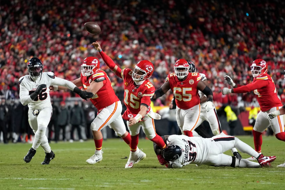 Kansas City Chiefs quarterback Patrick Mahomes (15) throws a touchdown pass to tight end...