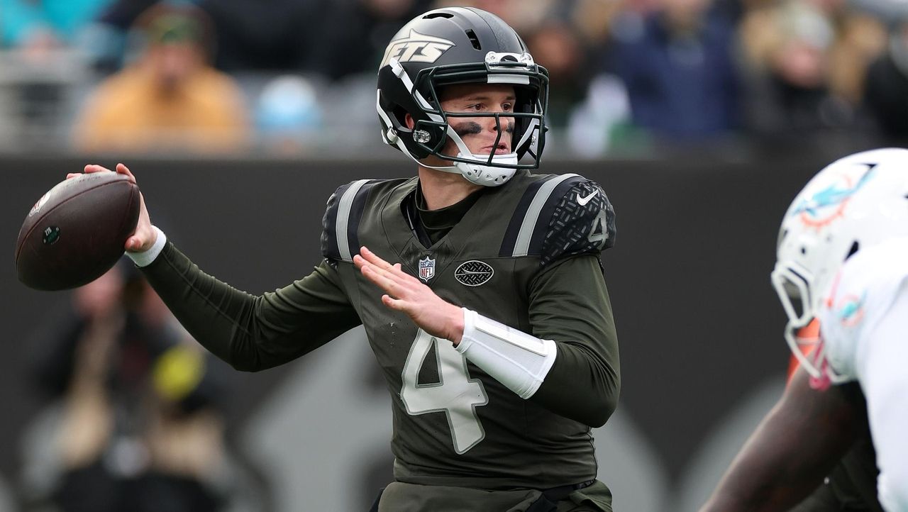 Brady Cook debuts for Jets as Tyrod Taylor leaves with injury