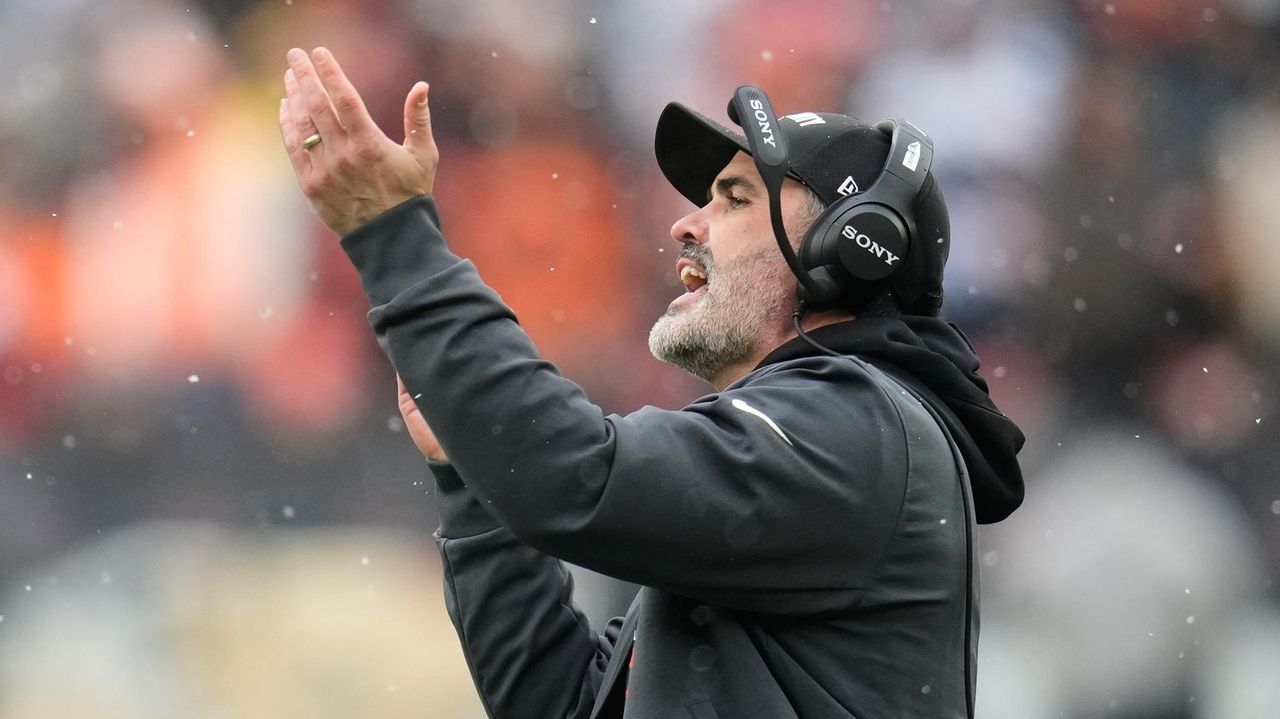 Sanders named Browns' starting QB for rest of season as decisions about 2-point plays still debated