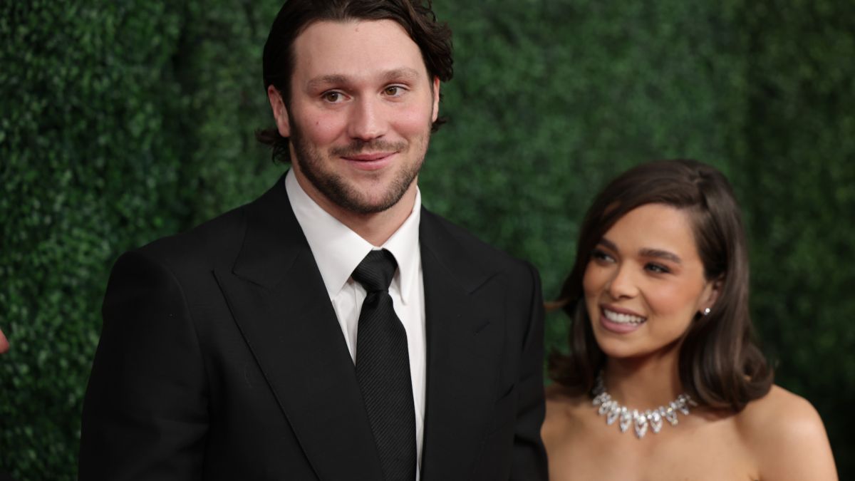 Bills QB Josh Allen's Wife Hailee Steinfeld Announces She's Pregnant