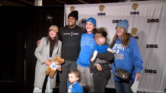 Fans meet Detroit Lions player while donating winter gear for kids