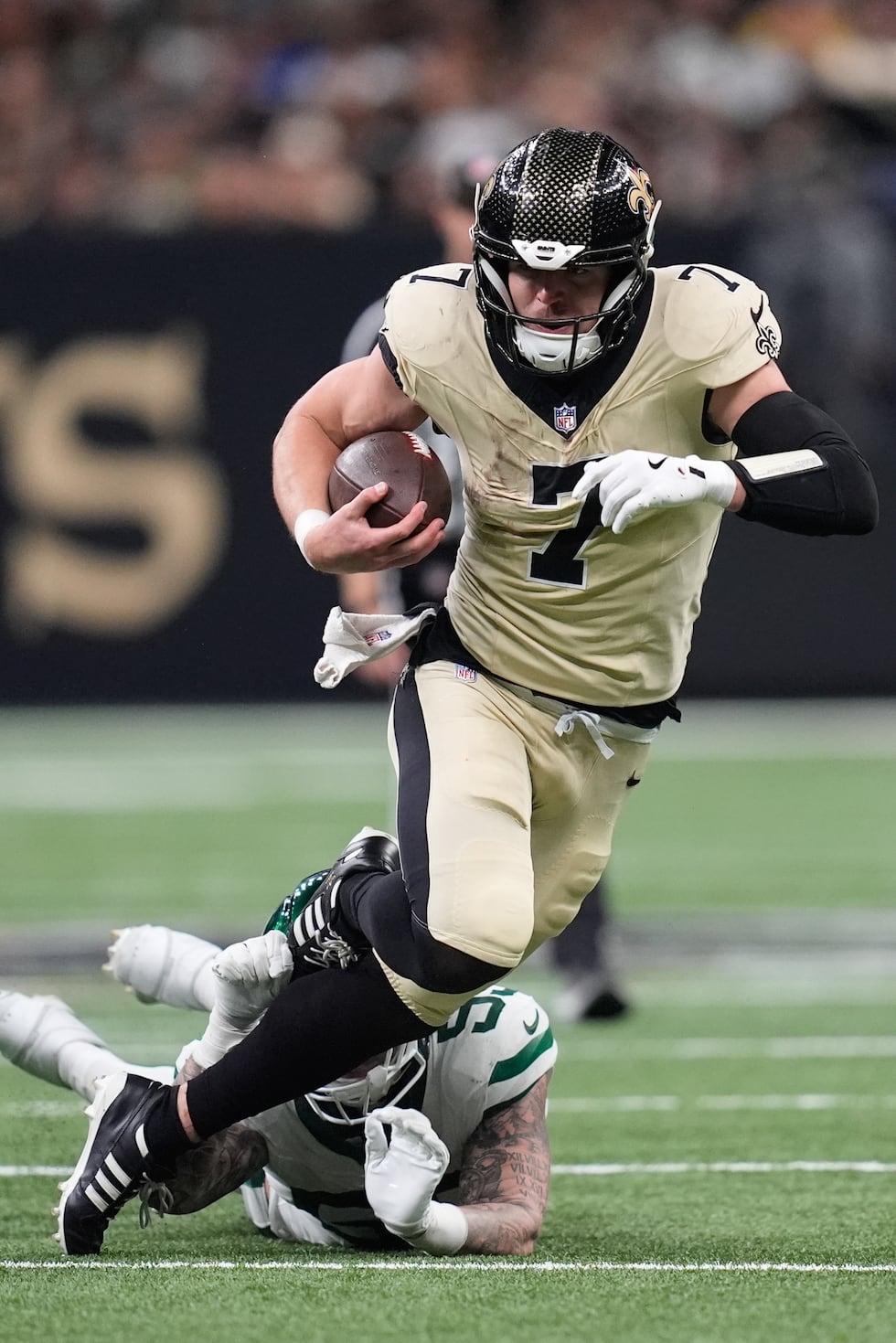 New Orleans Saints tight end Taysom Hill (7) carries the ball during the second half of an NFL...