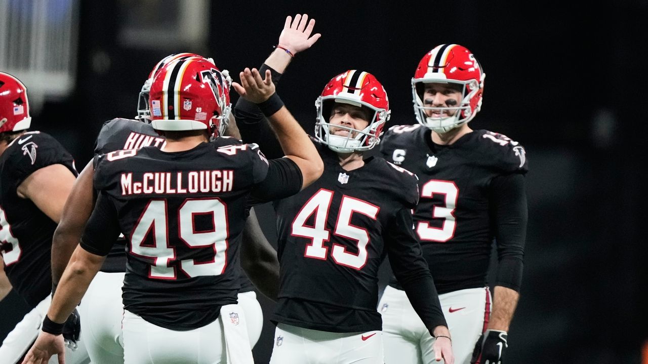 Robinson runs for 195 yards as Falcons recover to upset Rams 27-24 on 51-yard field goal by Gonzalez