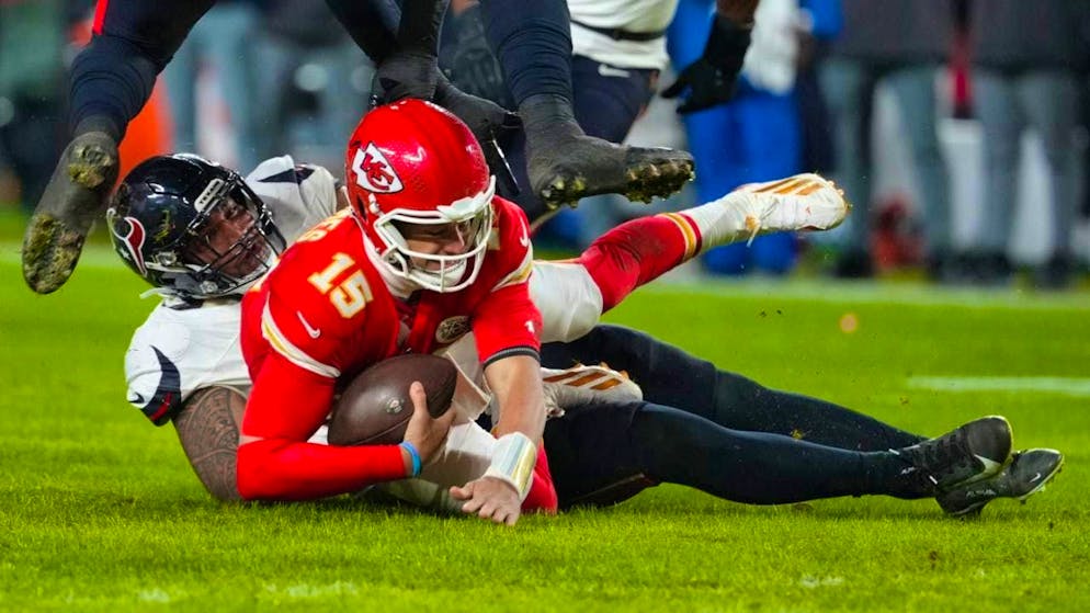 Currently getting badly run down: Kansas City's quarterback Patrick Mahomes struggles in vain against Houston's strong defense
