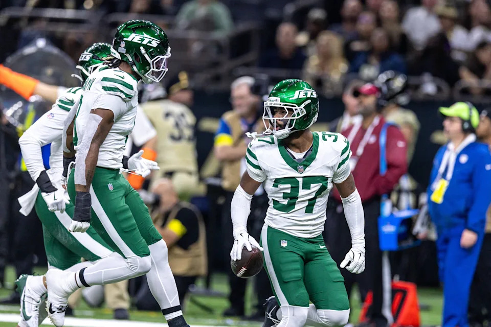 Dec 21, 2025; New Orleans, Louisiana, USA; New York Jets cornerback Qwan'Tez Stiggers (37) recovers a fumble by New Orleans Saints tight end Taysom Hill (not pictured) during the first half at Caesars Superdome. Mandatory Credit: Stephen Lew-Imagn Images