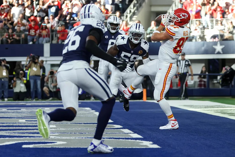 Kansas City Chiefs tight end Travis Kelce (87) catches a pass for a touchdown against Dallas Cowboys linebacker Kenneth Murray Jr. (59) during the first quarter at AT&T Stadium. <br>Kevin Jairaj-Imagn Images