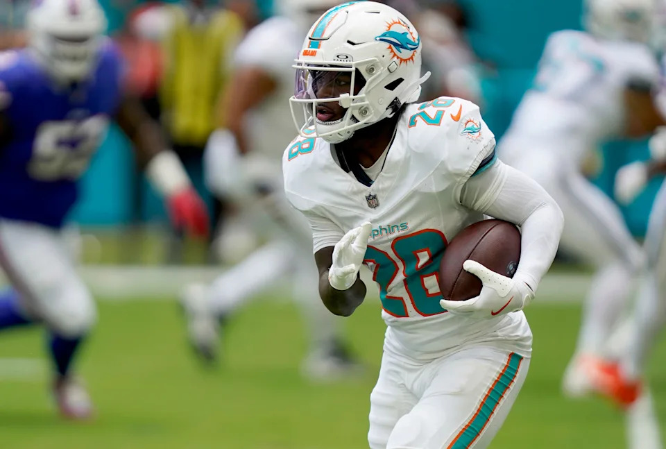 Miami Dolphins running back De'Von Achane (28) runs during the first half against the Buffalo Bills.