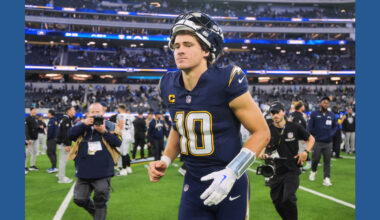 Justin Herbert expects to play with broken hand but Chargers and Eagles plan for contingencies