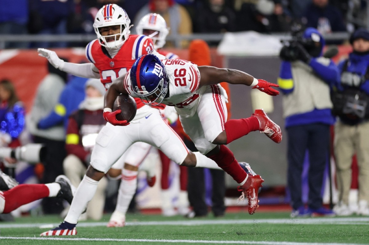 Patriots on brink of NFL playoffs after Giants rout