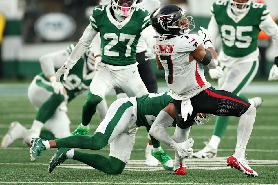 Nov 30, 2025; East Rutherford, New Jersey, USA; Atlanta Falcons running back Bijan Robinson (7) rushes the ball against the New York Jets during the second half at MetLife Stadium. Mandatory Credit: Vincent Carchietta-Imagn Images