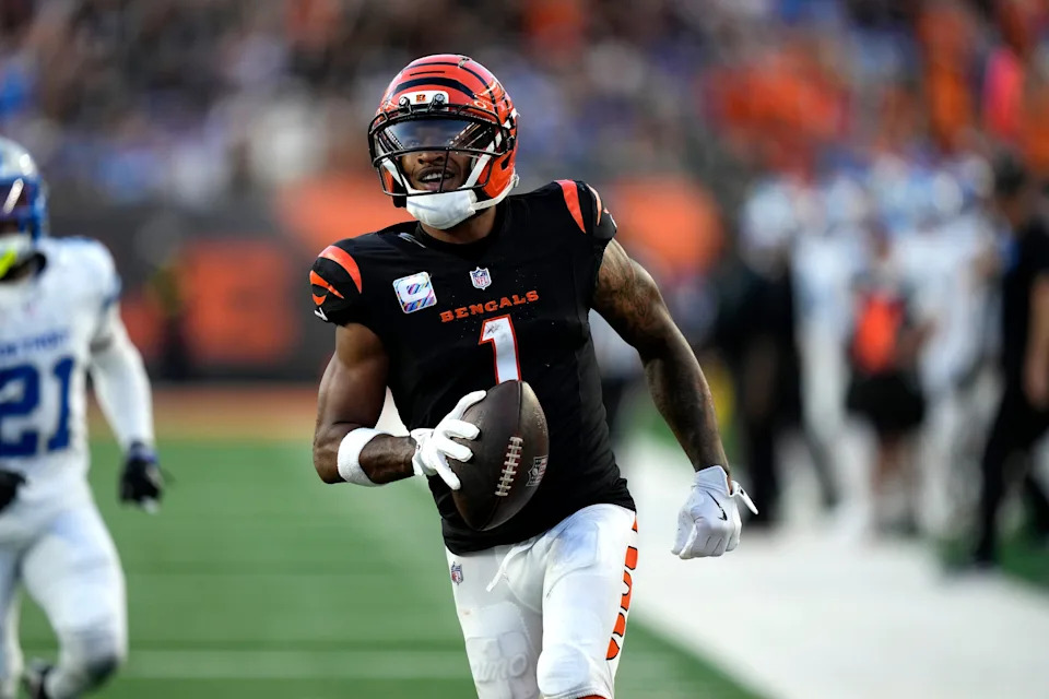 Cincinnati Bengals wide receiver Ja'Marr Chase (1) runs to the end zone.