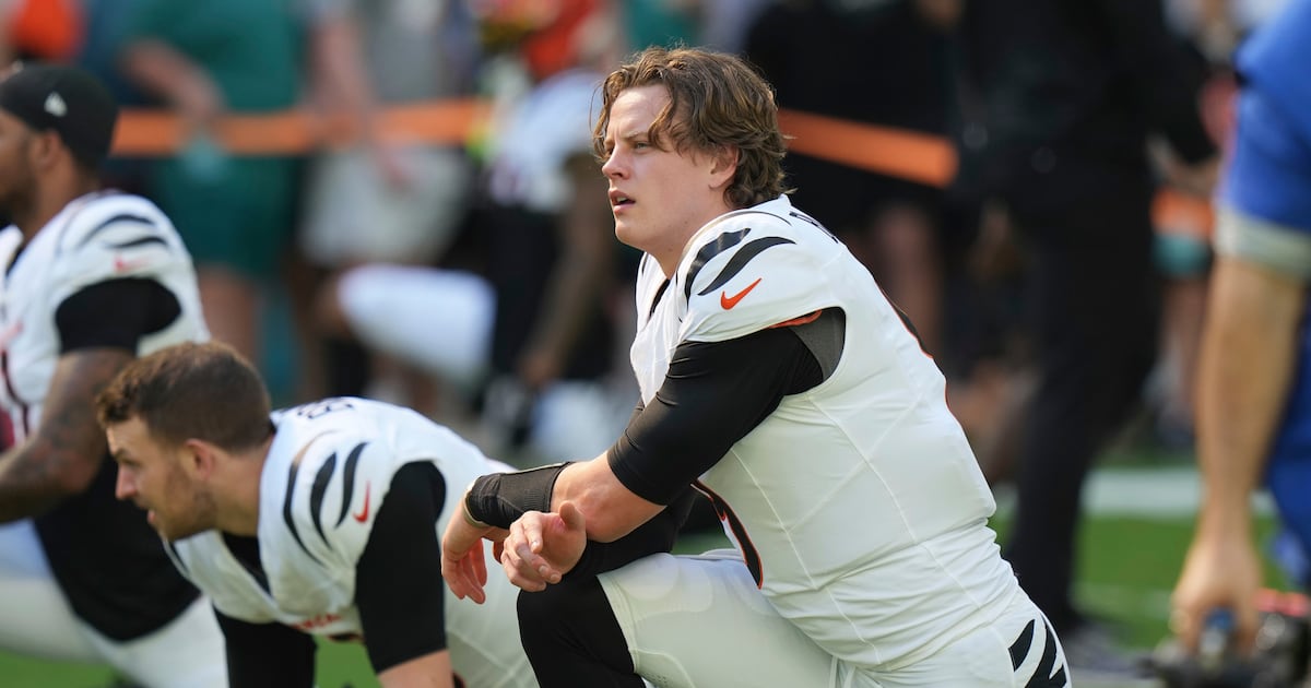 Joe Burrow back in his old shoes — and back to lighting up defenses