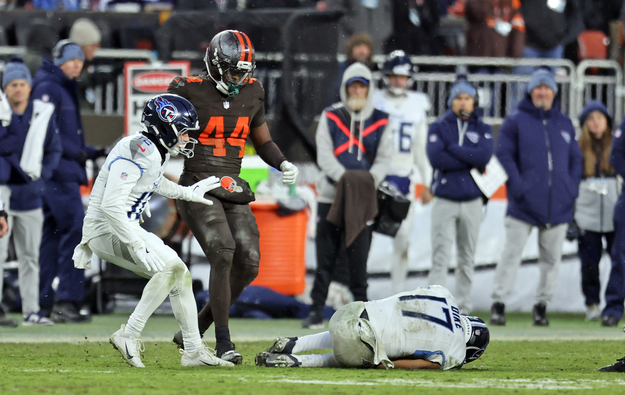 Tennessee Titans wide receiver Chimere Dike dives on an onside kick to give the Titans possession against the Cleveland Browns in the second half of play. 