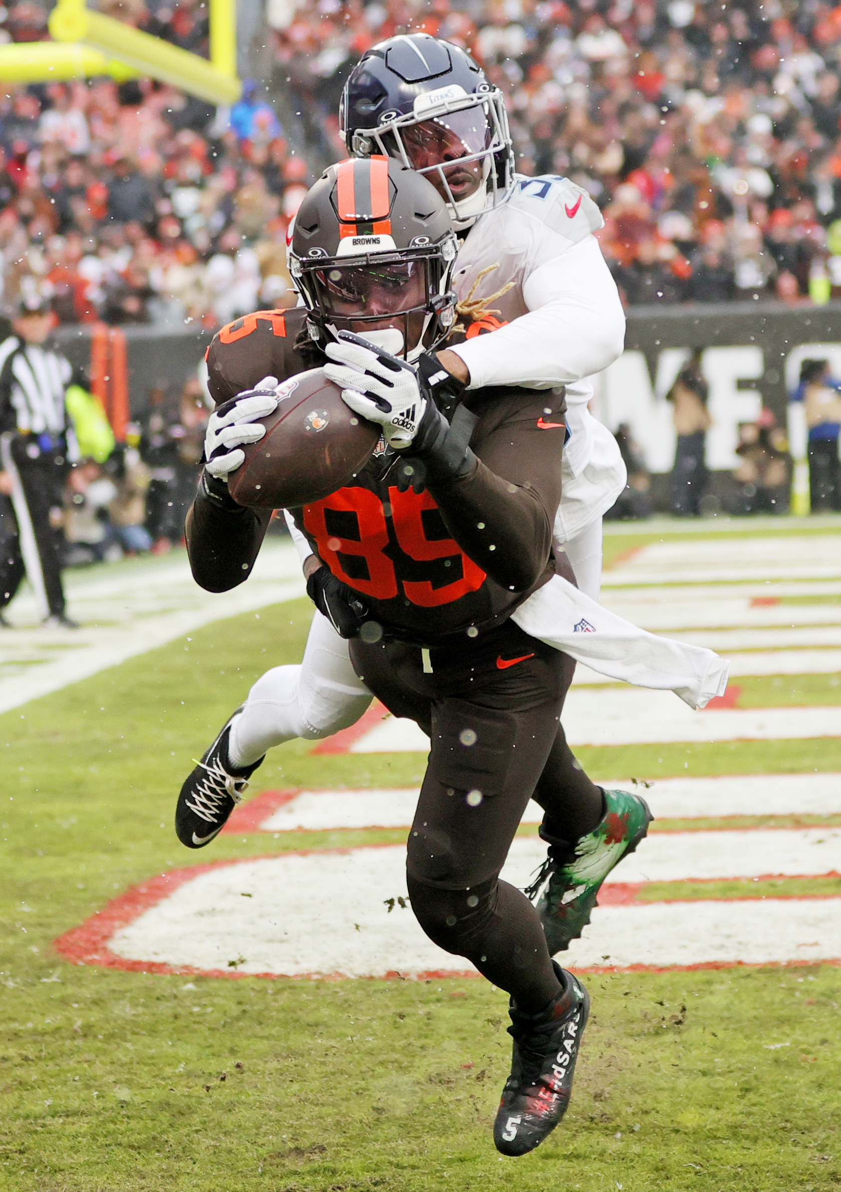Cleveland Browns tight end David Njoku hauls in a touchdown reception as he is hit by Tennessee Titans cornerback Darrell Baker Jr. in the first half at Huntington Bank Field.
