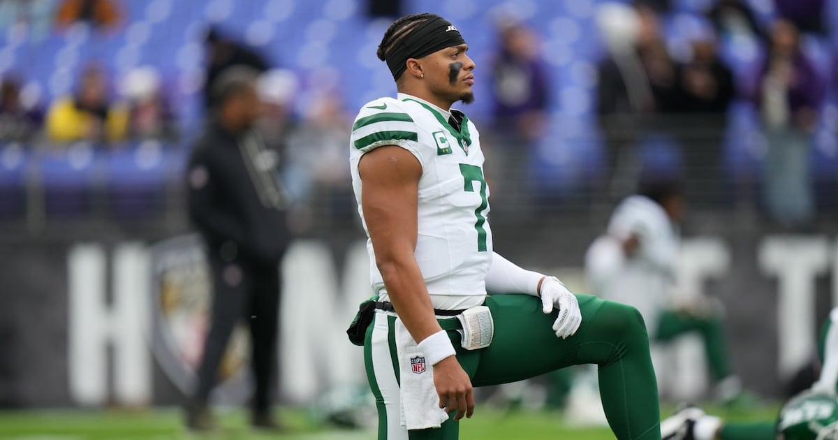 New York Jets’ Justin Fields out vs. Miami Dolphins with sore knee; rookie Brady Cook to serve as backup QB