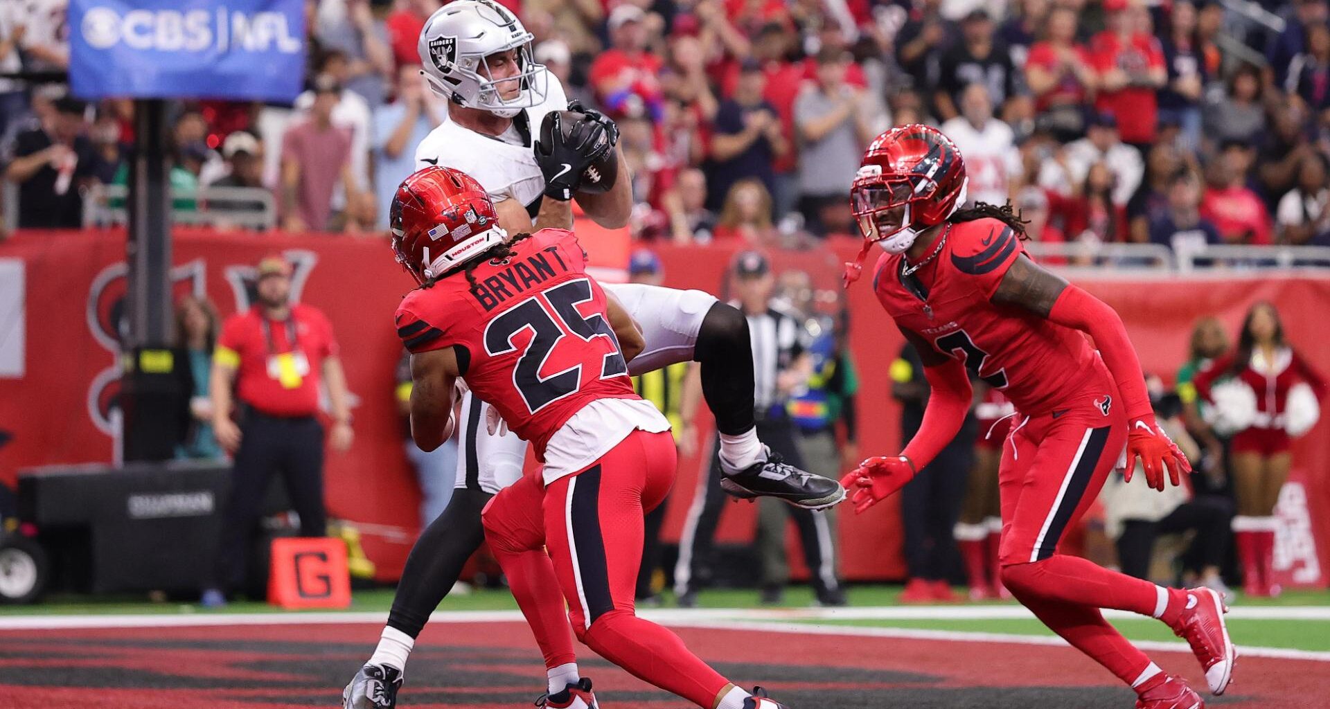 Texans extend winning streak to 7 with 23-21 victory over Raiders