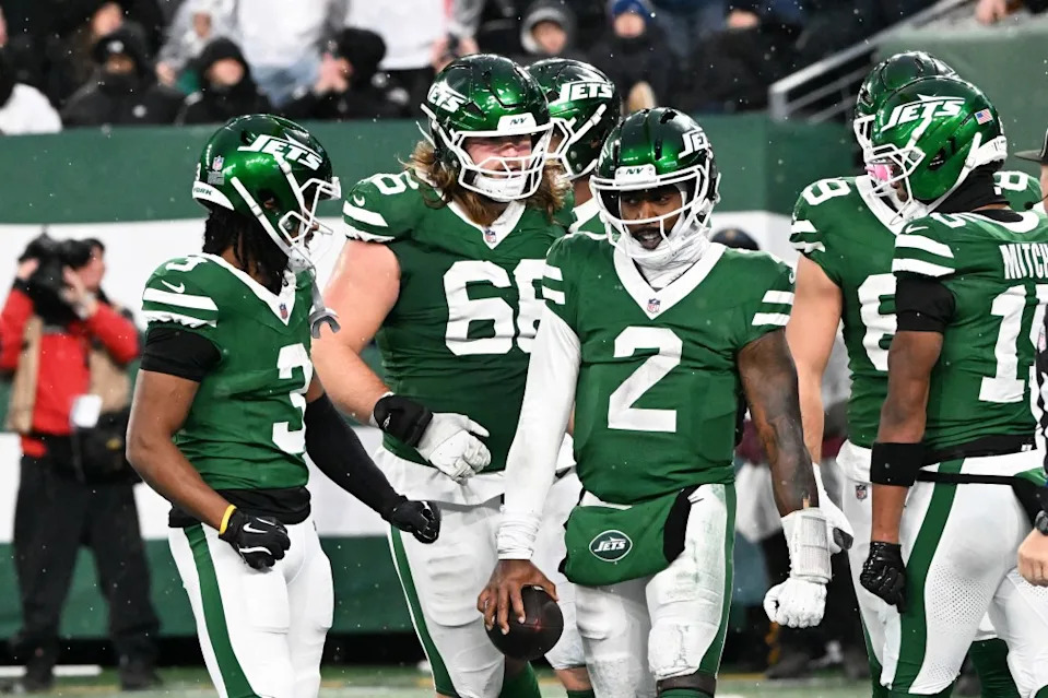 Jets quarterback Tyrod Taylor (2) celebrates with teammates after running for a touchdown during the fourth quarter against the Falcons. Bill Kostroun/New York Post