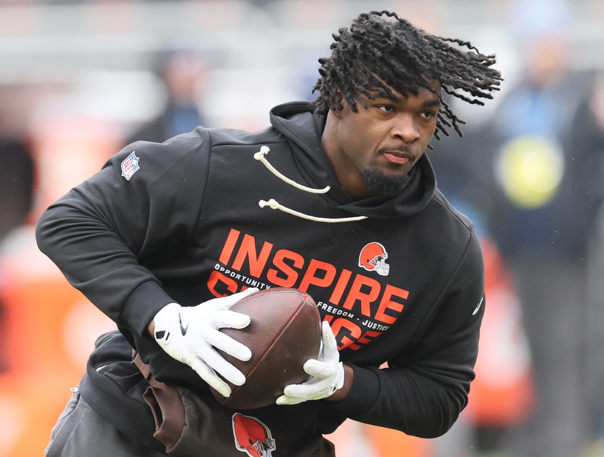 Cleveland Browns tight end Harold Fannin Jr. warms up before their game against the Tennessee Titans at Huntington Bank Field.