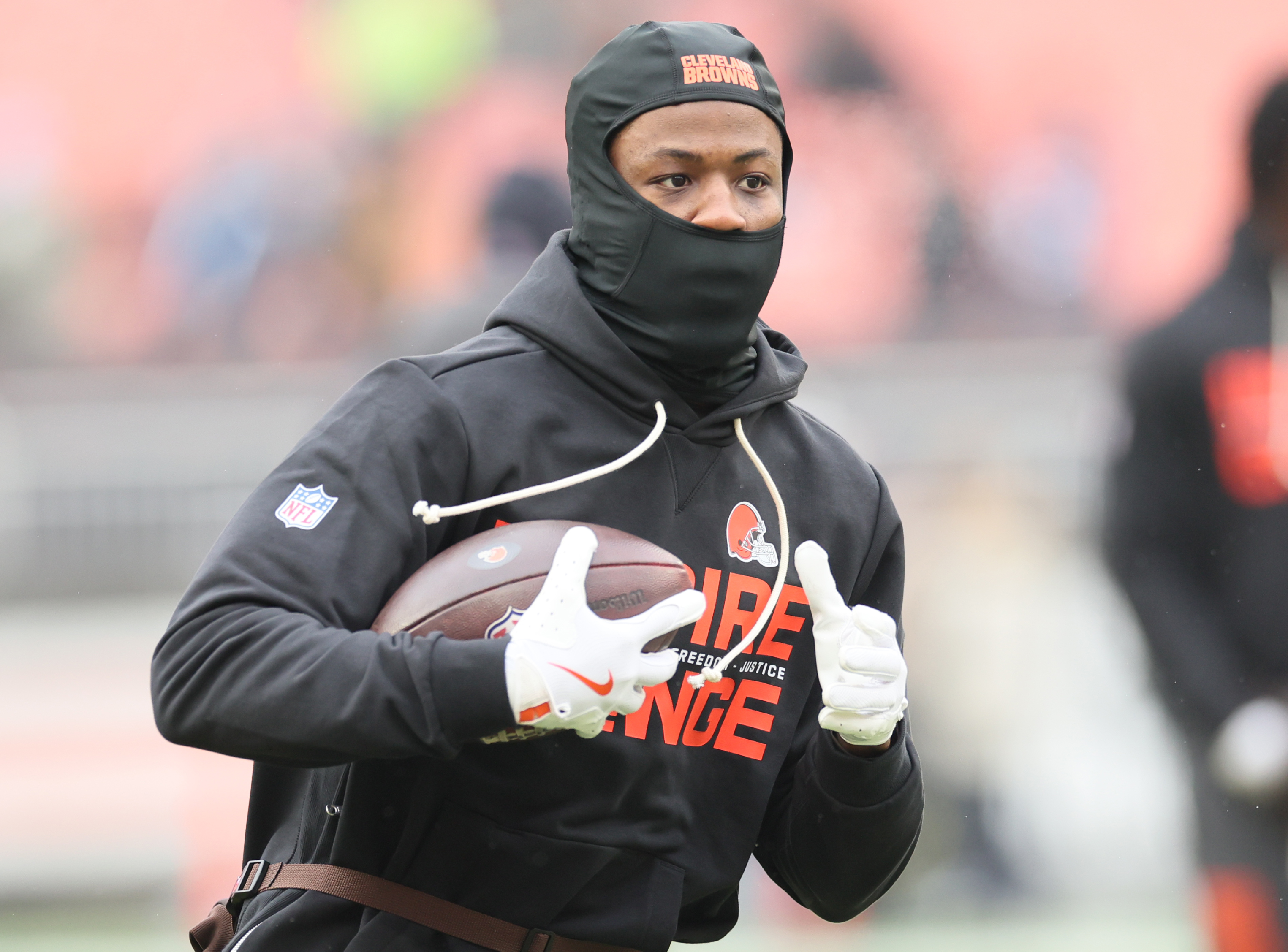 Cleveland Browns wide receiver Jerry Jeudy warms up before their game against the Tennessee Titans at Huntington Bank Field.