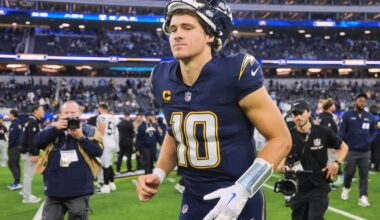 Justin Herbert expects to play with broken hand but Chargers and Eagles plan for contingencies |