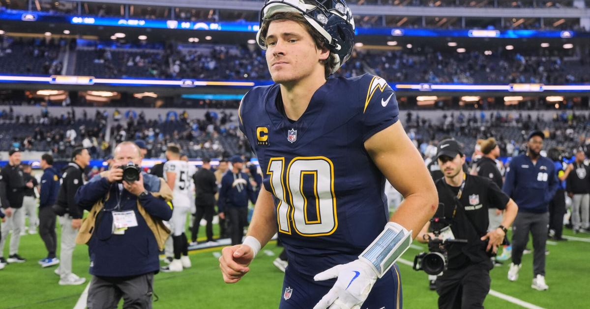 Justin Herbert expects to play with broken hand but Chargers and Eagles plan for contingencies |