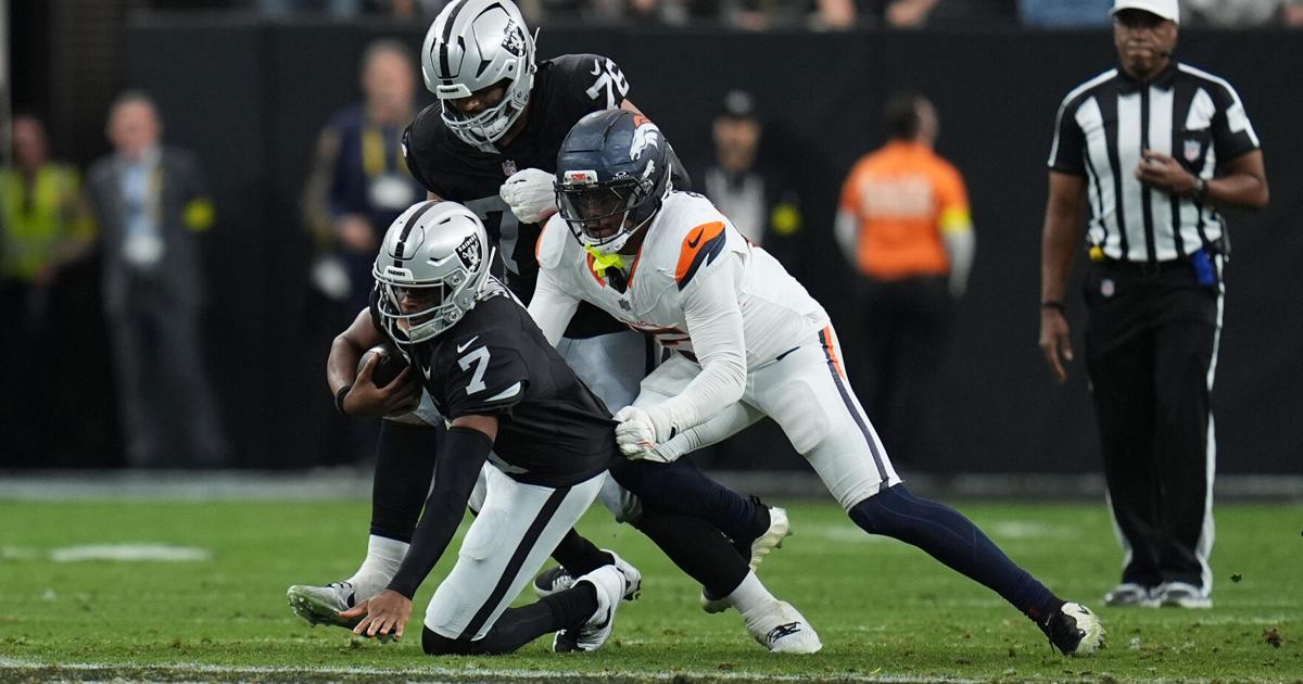 Raiders' Geno Smith misses practice with shoulder injury, status for game at Philadelphia uncertain | NFL