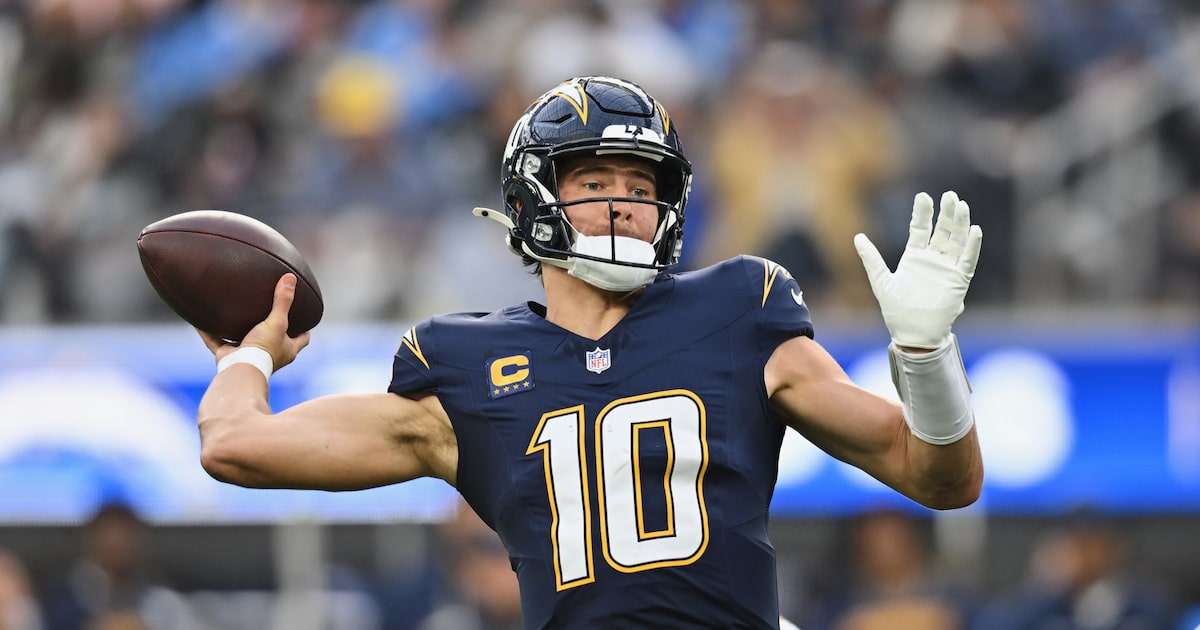 Chargers QB Justin Herbert returns to practice Thursday after surgery on non-throwing hand