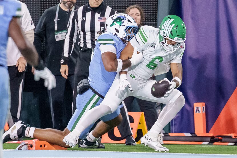North Texas tight end Tre Williams III (6) scores a touchdown against Tulane linebacker...
