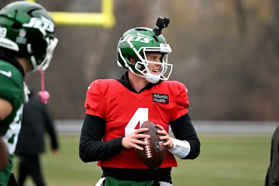Jets quarterback Brady Cook (4) practices in Florham Park, NJ. Bill Kostroun/New York Post